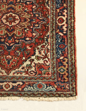 2’9” X 2’7” Antique Small Heriz Rug