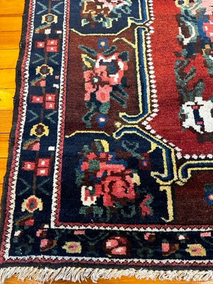 7'2" X 10'1" Fine Bakhtiari Rug